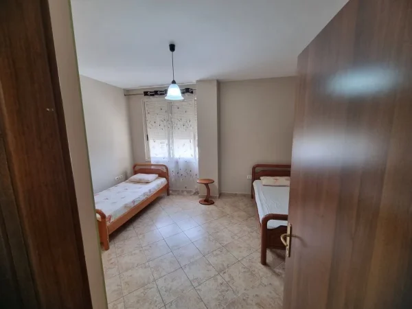 Tirane, jepet me qera apartament 2+1+Ballkon Kati 3, 95 m² 470 € (vasil shanto)
