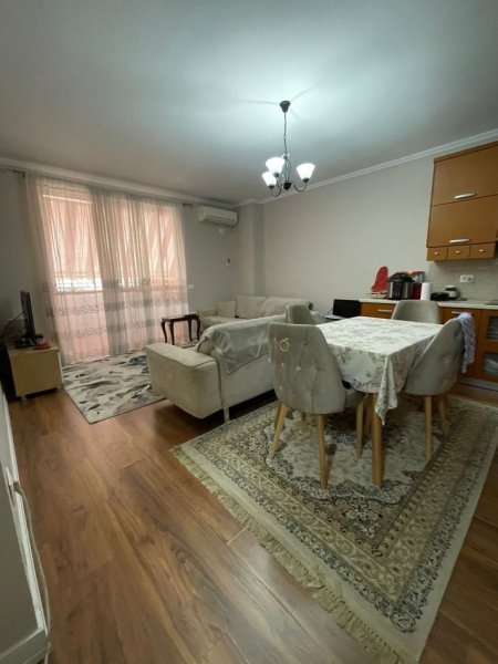 Tirane, jepet me qera apartament 1+1+Ballkon Kati 7, 77 m² 500 € (Rruga Muzaket Don Bosko)