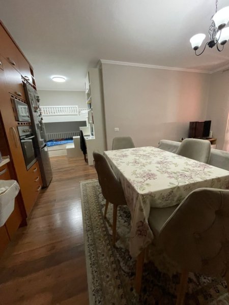 Tirane, jepet me qera apartament 1+1+Ballkon Kati 7, 77 m² 500 € (Rruga Muzaket Don Bosko)