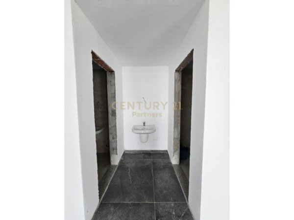 Tirane, jepet me qera ambjent biznesi Kati 0, 88 m² 750 € (astir)