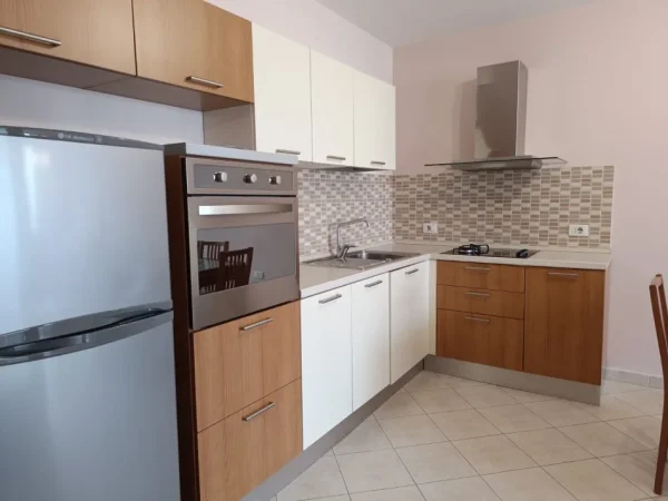 Tirane, jepet me qera apartament Kati 3, 100 m² 800 € 