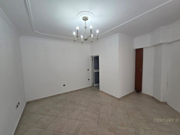 Tirane, jepet me qera zyre Kati 0, 35 m² 400 € (Drejtoria e Policise)