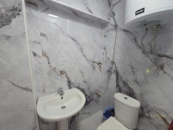 Tirane, jepet me qera zyre Kati 0, 35 m² 400 € (Drejtoria e Policise)