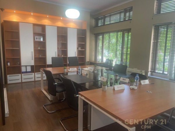 Tirane, jepet me qera zyre Kati 1, 80 m² 1,500 € (Ish Ekspozita)