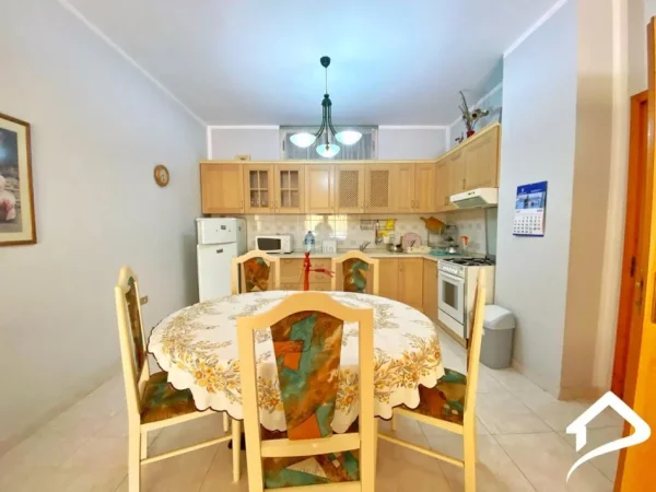 Tirane, jepet me qera apartament 2+1 Kati 3, 140 m² 650 € (Blloku i Ambasadave - Rruga e Kavajës)