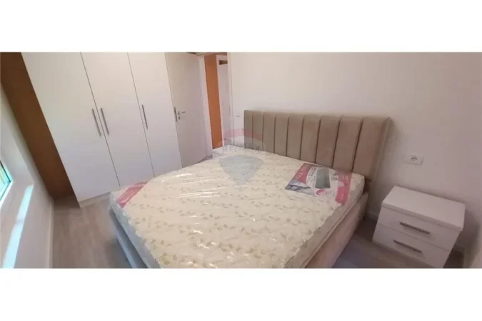 Tirane, jepet me qera apartament 2+1 , 105 m² 420 € (Ali Demi)