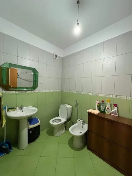 Tirane, jepet me qera apartament 3+1 Kati 8, 118 m² 650 € (Astir)