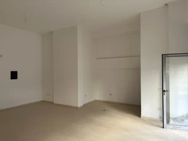 Tirane, shitet dyqan Kati 0, 41 m² 53,000 € (Astir)