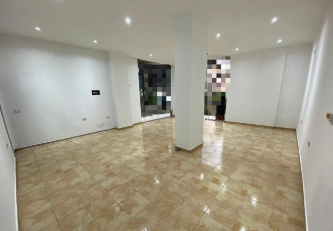 Tirane, jepet me qera dyqan Kati 0, 115 m² 400 € (Pallatet Cabej)