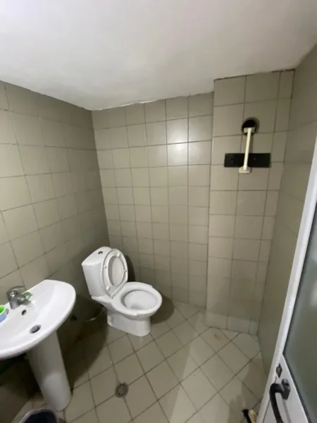 Tirane, jepet me qera dyqan Kati 0, 115 m² 400 € (Pallatet Cabej)