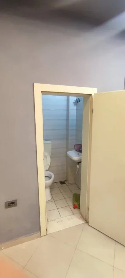 Tirane, jepet me qera zyre Kati 0, 30 m² 500 € (Pallati me Shigjeta)
