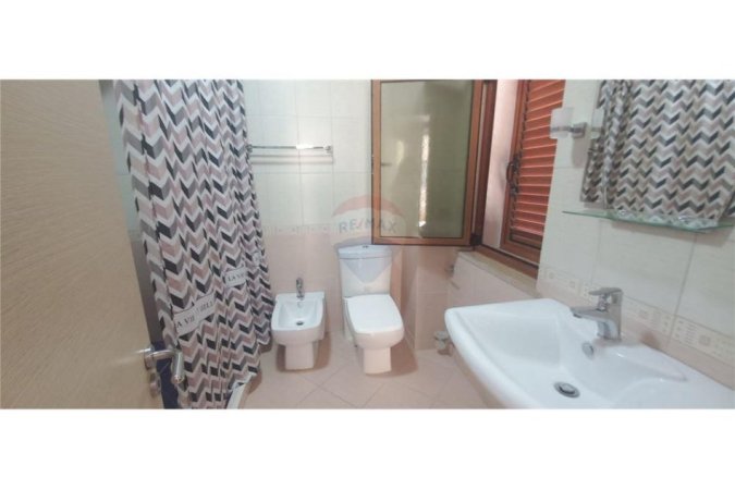 Tirane, jepet me qera apartament 3+1 Kati 2, 149 m² 550 € (Vilat Gjermane)