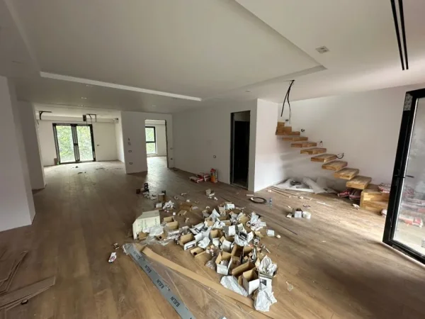 Tirane, jepet me qera zyre Kati 2, 314 m² 2,550 € (21 Dhjetori)