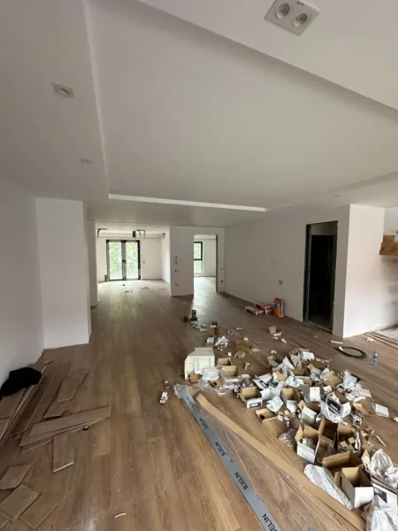 Tirane, jepet me qera zyre Kati 2, 314 m² 2,550 € (21 Dhjetori)