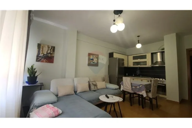 Tirane, jepet me qera apartament 1+1 Kati 2, 65 m² 500 € (Rruga Ndrek Luca)