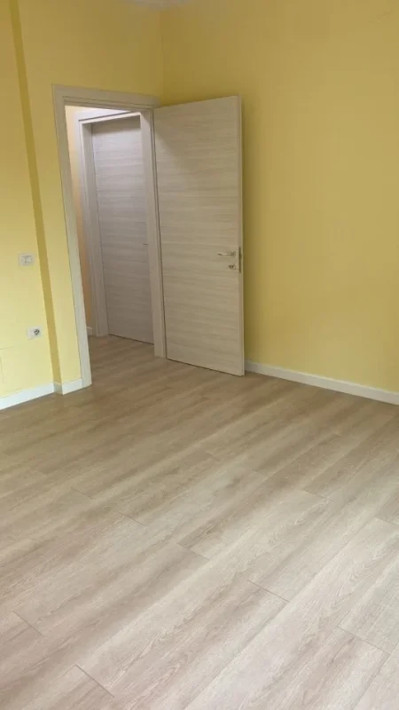 Selvia, jepet me qera zyre Kati 3, 80 m² 700 €