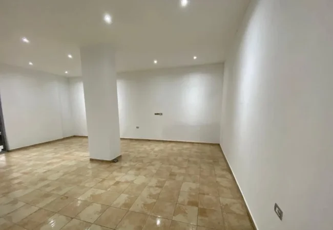 Tirane, jepet me qera ambjent biznesi Kati 0, 112 m² 400 € (Pallatet Cabej)