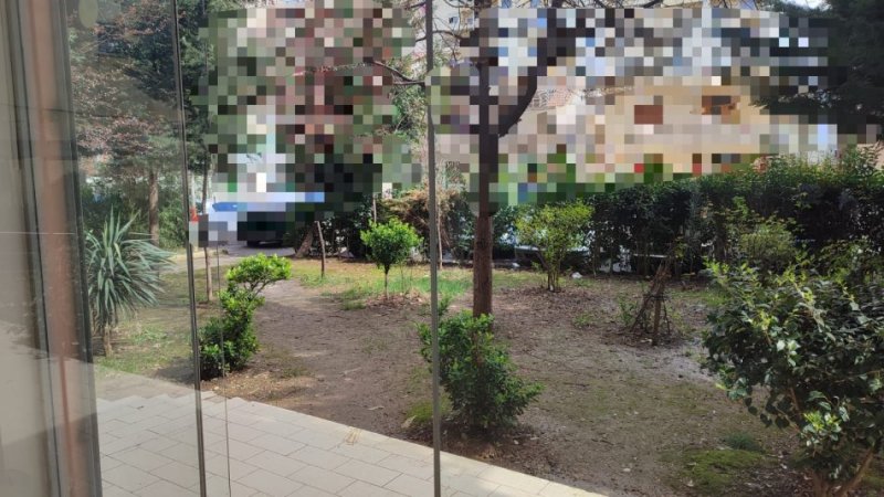 Tirane, jepet me qera ambjent biznesi Kati 0, 112 m² 400 € (Pallatet Cabej)