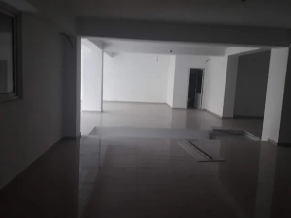 Tirane, jepet me qera ambjent biznesi Kati 2, 168 m² 1,200 € (Ferit Xhajko)