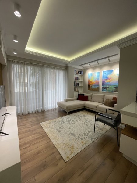 Tirane, jepet me qera apartament 2+1 Kati 2, 85 m² 750 € (Prane Brrylit)