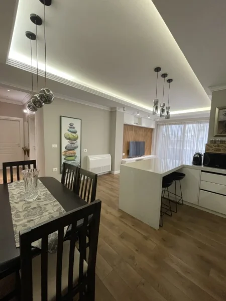Tirane, jepet me qera apartament 2+1 Kati 2, 85 m² 750 € (Prane Brrylit)