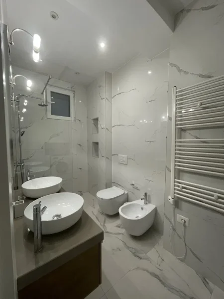 Tirane, jepet me qera apartament 2+1 Kati 2, 85 m² 750 € (Prane Brrylit)