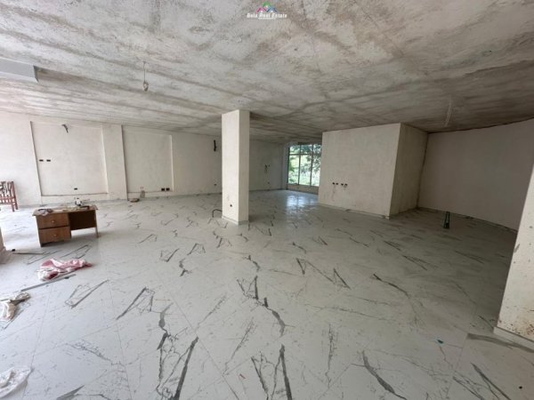 Tirane, jepet me qera dyqan Kati 0, 183 m² 600 € (fresku)