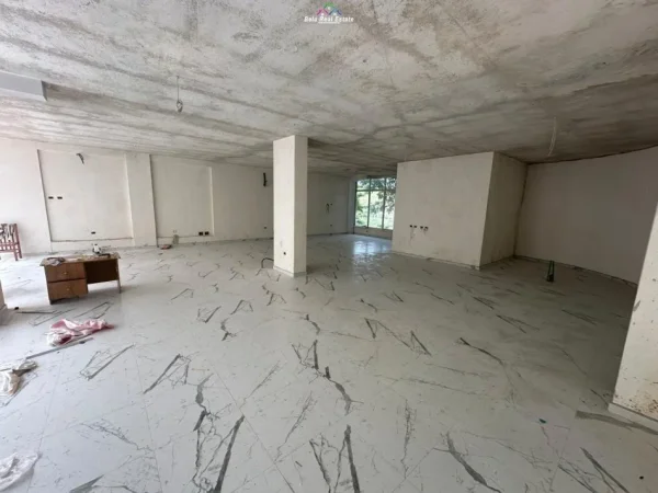 Tirane, jepet me qera dyqan Kati 0, 183 m² 600 € (fresku)