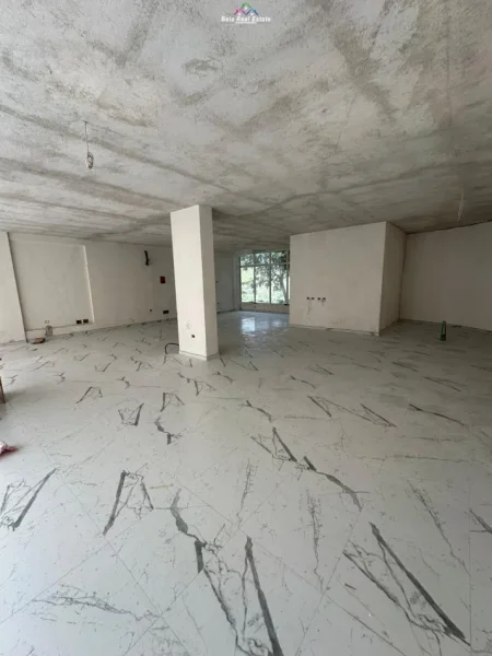 Tirane, jepet me qera dyqan Kati 0, 183 m² 600 € (fresku)