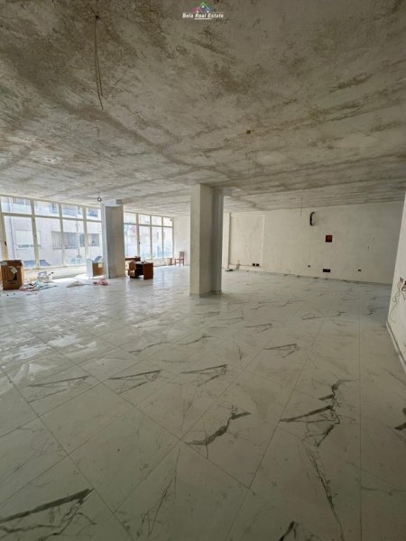 Tirane, jepet me qera dyqan Kati 0, 183 m² 600 € (fresku)