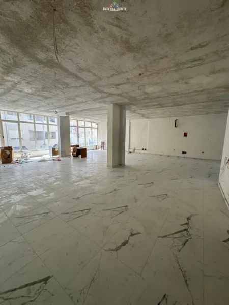 Tirane, jepet me qera dyqan Kati 0, 183 m² 600 € (fresku)