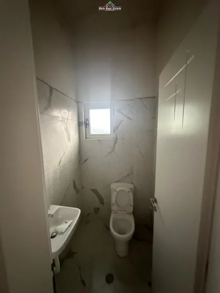 Tirane, jepet me qera dyqan Kati 0, 183 m² 600 € (fresku)