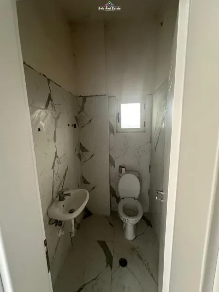 Tirane, jepet me qera dyqan Kati 0, 183 m² 600 € (fresku)