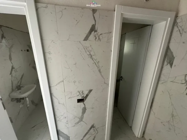Tirane, jepet me qera dyqan Kati 0, 183 m² 600 € (fresku)