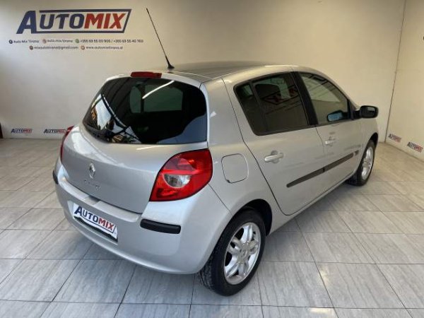 Tirane, shes makine Renault clio Viti 2008, 3.700 Euro