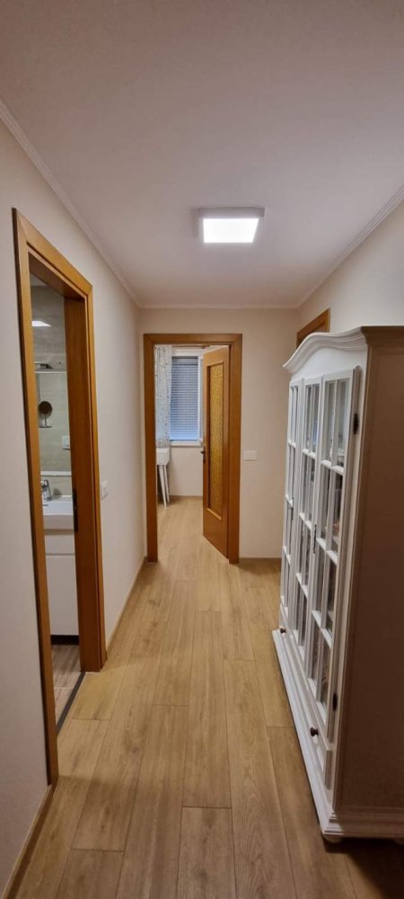 Tirane, jepet me qera apartament 2+1 Kati 5, 800 Euro
