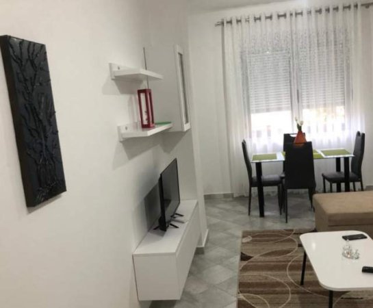 Tirane, jepet me qera apartament 1+1+BLK Kati 2, 65 m² 400 Euro (Rr. Peti)