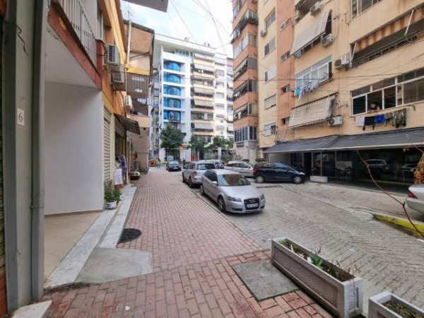 Tirane, jepet me qera dyqan Kati 0, 90 m² 550 Euro (Rruga Haxhi Kika)