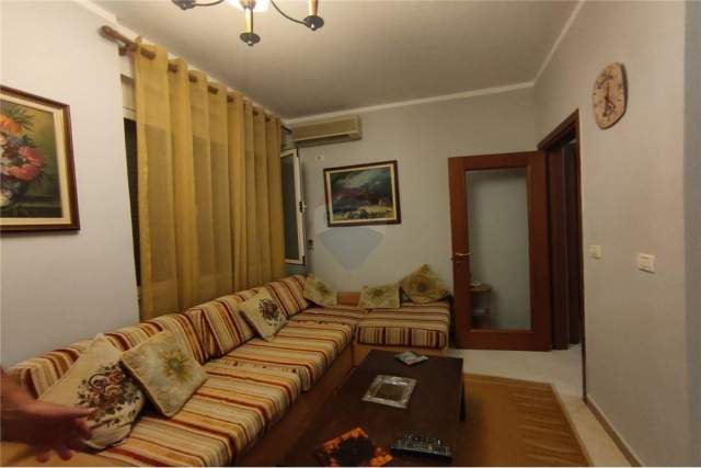 Tirane, jepet me qera apartament 2+1 Kati 2, 102 m² 500 Euro (myslym shyr)