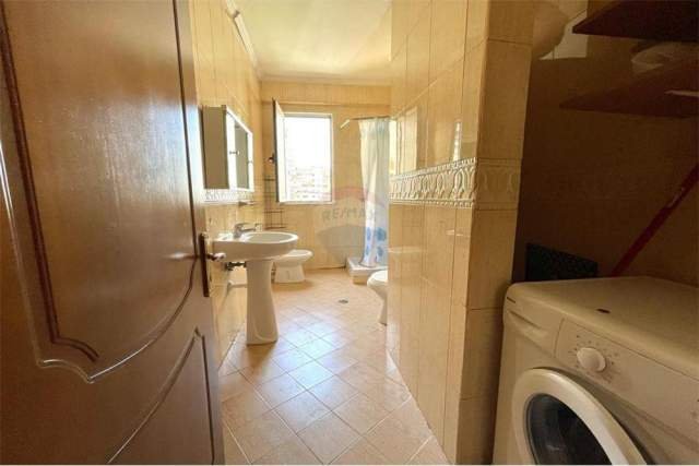 Tirane, jepet me qera apartament 1+1 Kati 2, 63 m² 400 Euro (KOMUNA PARISIT)