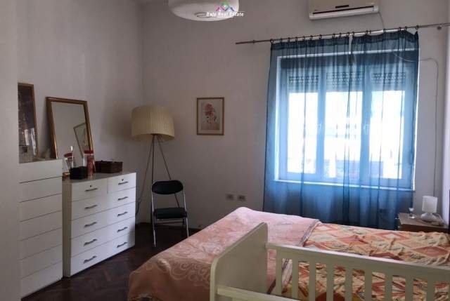 Tirane, jepet me qera apartament 3+1+BLK Kati 3, 155 m² 800 Euro (Qender)