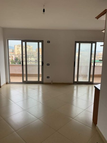Jepet me qera apartament 3+1+Dy BLK + DY BANJO, Kat 7, 164 m² 400 Euro/ muaj (Rruga ura ngjit me rajonin policise nr 4)