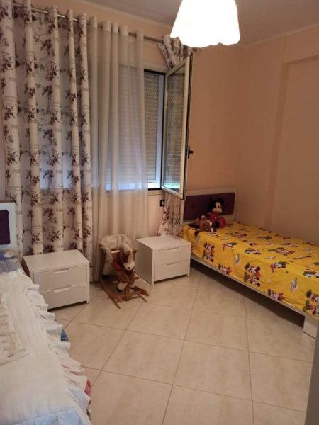 Appartamento 2+1 , 100 m2 in affitto sul Lungomare a Valona, ​​vicino alla scuola navale. 500 Euro/mese