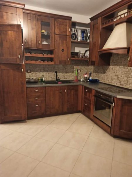 Appartamento 2+1 , 100 m2 in affitto sul Lungomare a Valona, ​​vicino alla scuola navale. 500 Euro/mese
