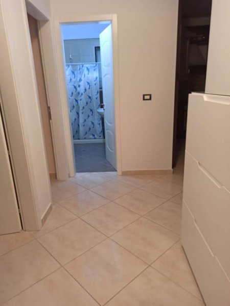 Appartamento 2+1 , 100 m2 in affitto sul Lungomare a Valona, ​​vicino alla scuola navale. 500 Euro/mese