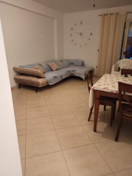 Appartamento 2+1 , 100 m2 in affitto sul Lungomare a Valona, ​​vicino alla scuola navale. 500 Euro/mese