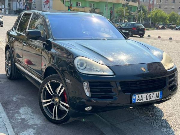 Tirane, jap me qera xhip Porsche Cayenne Viti 2008, 70 Euro