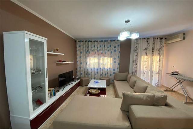 Tirane, jepet me qera apartament 2+1 Kati 1, 120 m² 600 Euro (KOMUNA PARISIT)