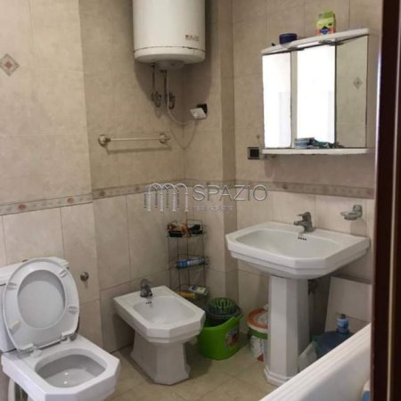 Tirane, jepet me qera apartament 3+1+BLK Kati 5, 85 m² 450 Euro (Rruga Muhamet Gjollesha)