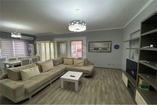 Tirane, jepet me qera apartament 2+1+BLK Kati 4, 95 m² 500 Euro (Komuna Parisit)
